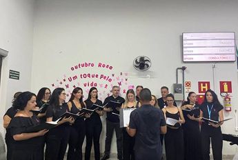Coral Uniube faz apresentação em apoio ao "Outubro Rosa" no Hospital Regional